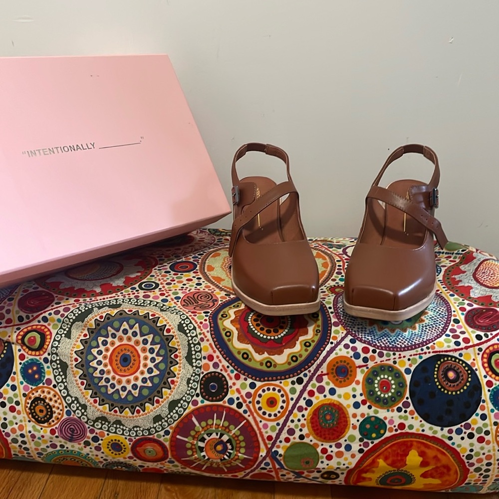 Intentionally ______ NIB Office Cognac US 9 Mary Jane Clogs